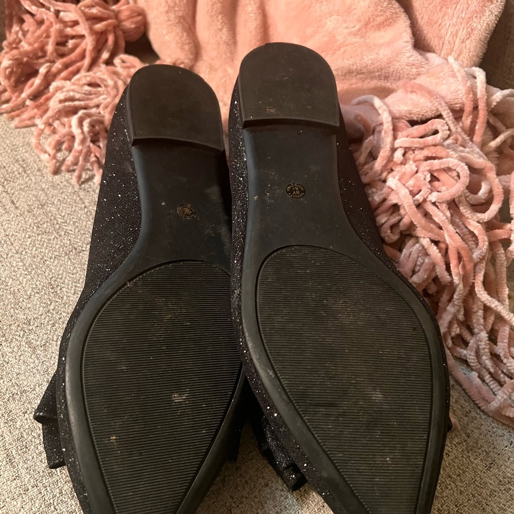 Liz Claiborne Black Flats with Sparkly Finish - Picture 2 of 3